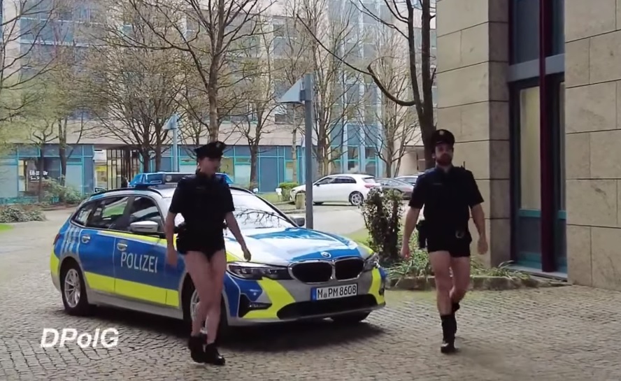 Polițiștii din Bavaria au renunțat la pantaloni, ca protest că ministerul nu le dă uniforme