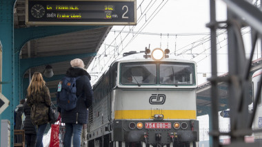 nádraží Česká Třebová, motorová lokomotiva řady 754, vlak, cestující, nástupiště