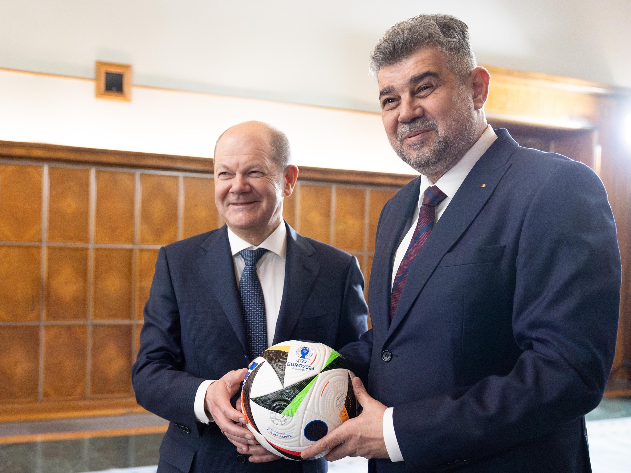Ciolacu a primit de la Scholz mingea de la Euro 2024: Pasele între prieteni merg cel mai bine