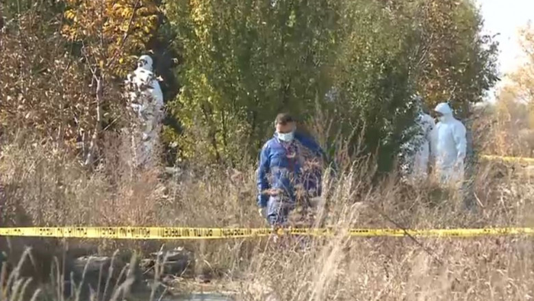 Cadavrul femeii a fost găsit pe un câmp, în apropiere de A1, într-un sac de plastic.