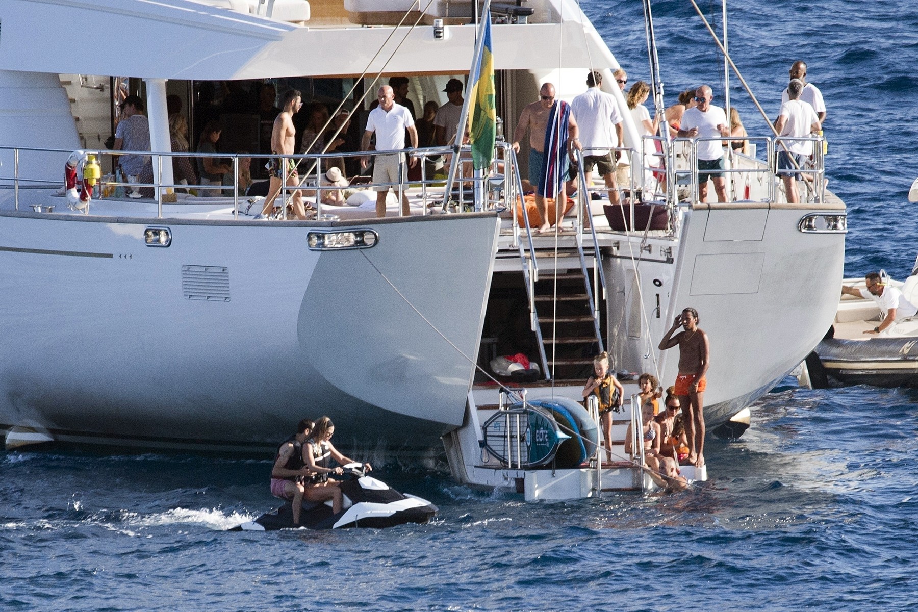 Localnicii din Ibiza se mută în mașini după ce prețurile chiriilor au explodat pe insula unde petrec miliardarii