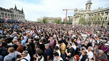Zeci de mii de oameni protestează la Budapesta față de Viktor Orban