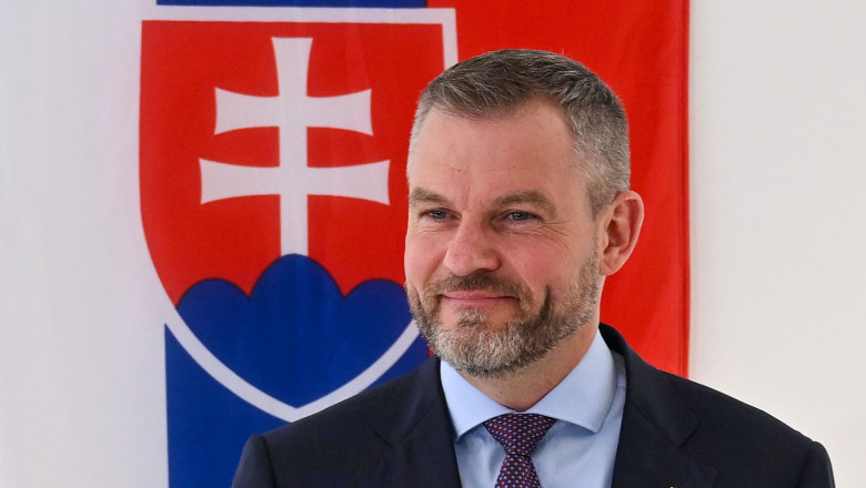 Peter Pellegrini, kandidát na prezidenta, politik, Volba prezidenta SR, volební místnost, slovenská vlajka