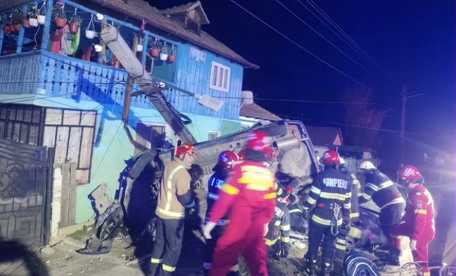 Accident grav în Vâlcea: Doi băieți de 15 și 22 de ani au murit. O fată de 14 ani a fost rănită