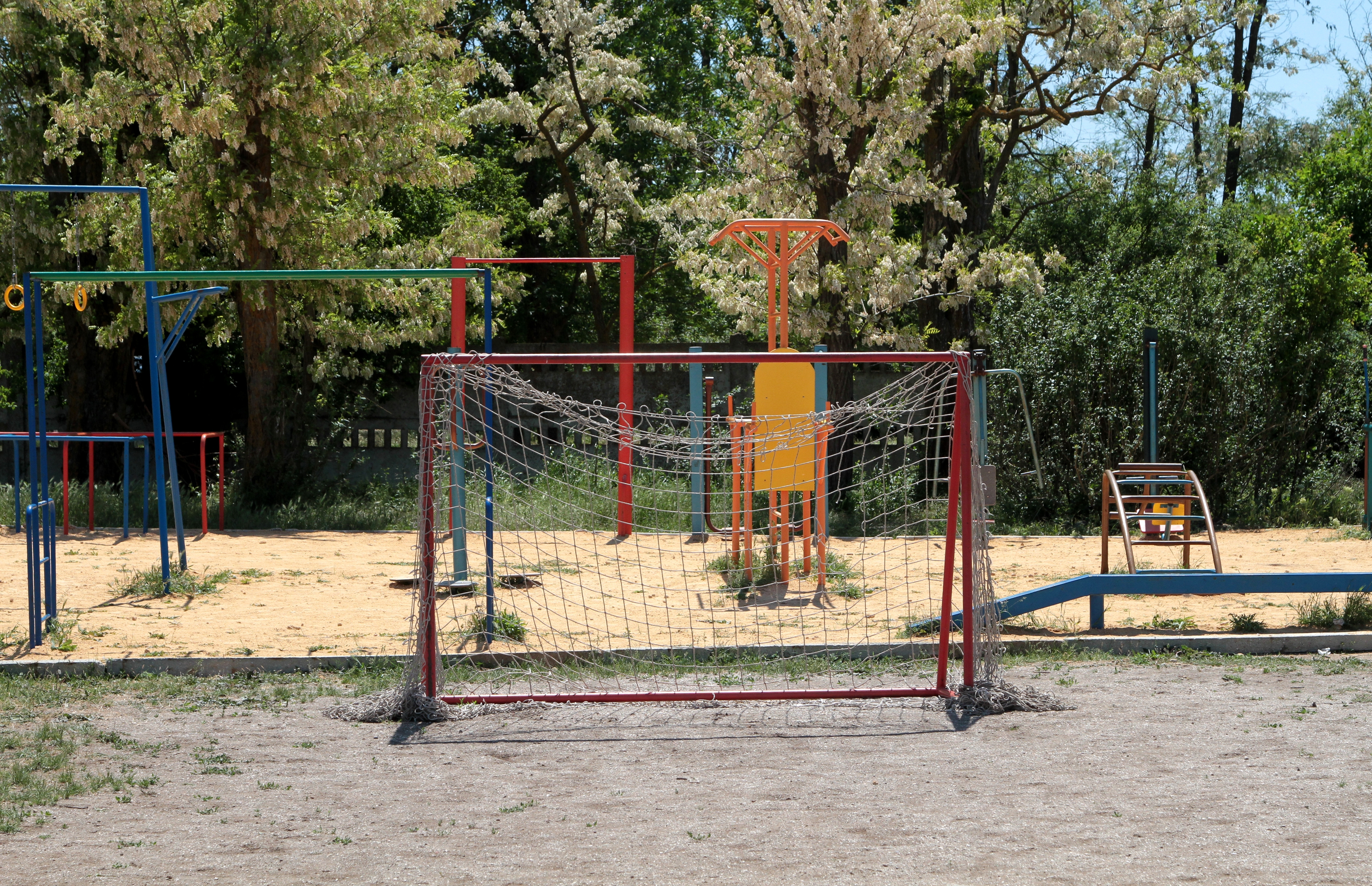 Un copil de 6 ani a ajuns în comă la spital, după ce o poartă metalică de pe un teren de fotbal a căzut peste el