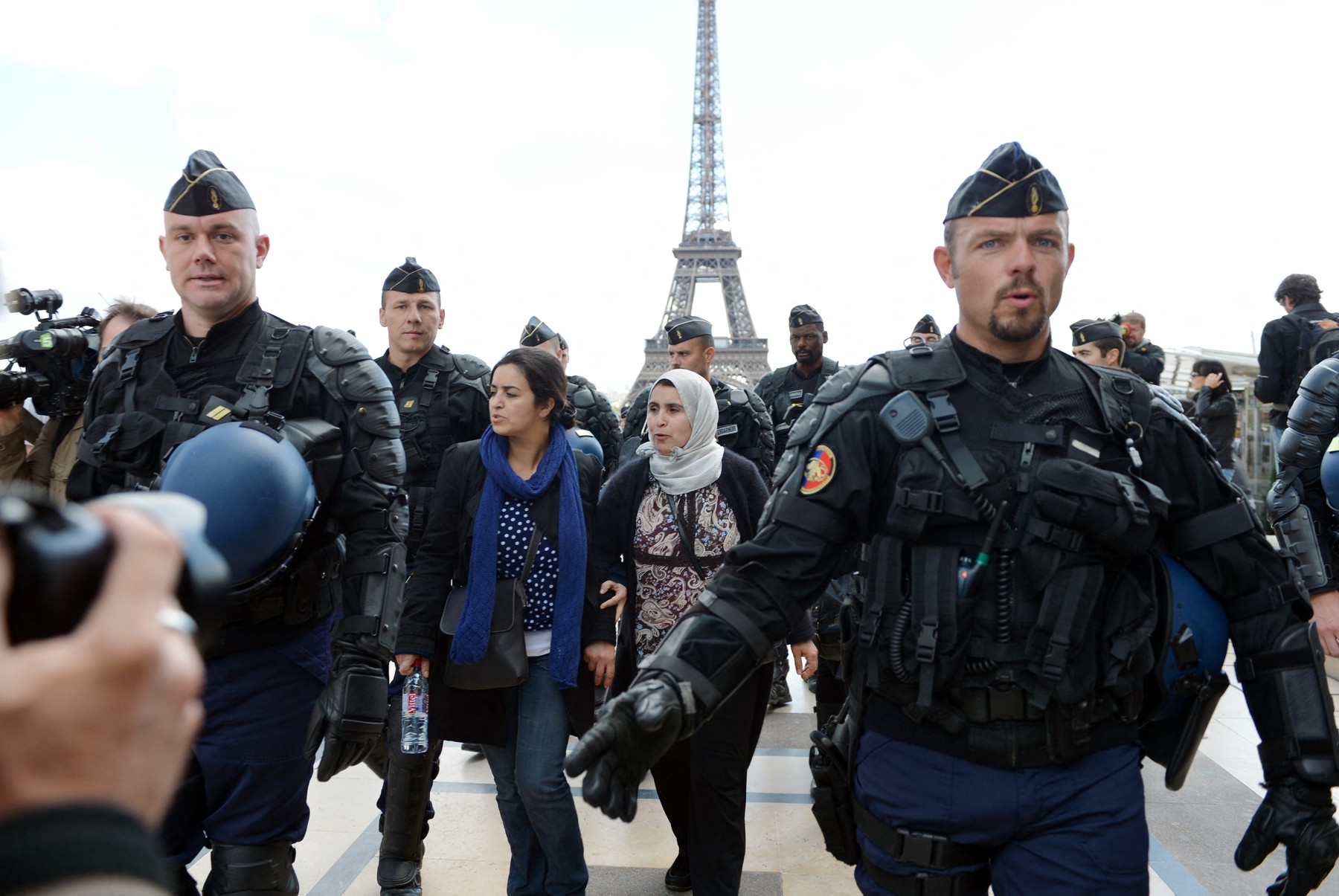 Extrema dreaptă franceză promite că va interzice purtarea vălului islamic pe stradă dacă va câștiga alegerile prezidențiale