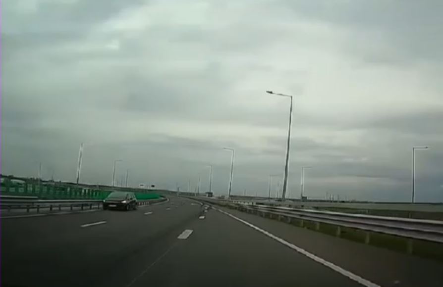 VIDEO Urmărire cu poliția pe podul de la Brăila, după ce un șofer în vârstă de 64 de ani a intrat pe contrasens