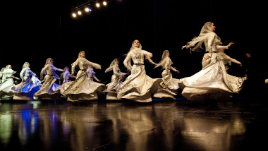 femei care danseaza la un spectacol in cecenia