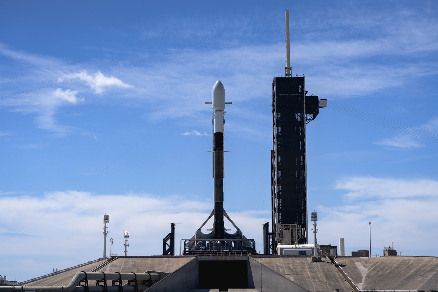 O rachetă Falcon 9 lansează astăzi noi sateliţi pentru Internet. Este cea de-a 100-a misiune SpaceX din acest an