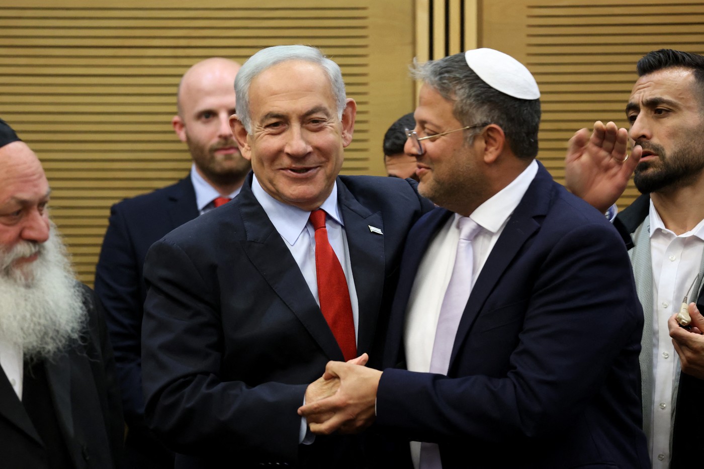 Extremiștii din guvernul lui Netanyahu amenință că-l dau jos de la putere dacă oprește războiul din Gaza