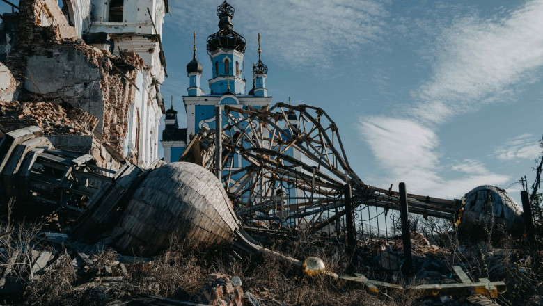 Dovhenke village residents return home trying to live amid traces of the war