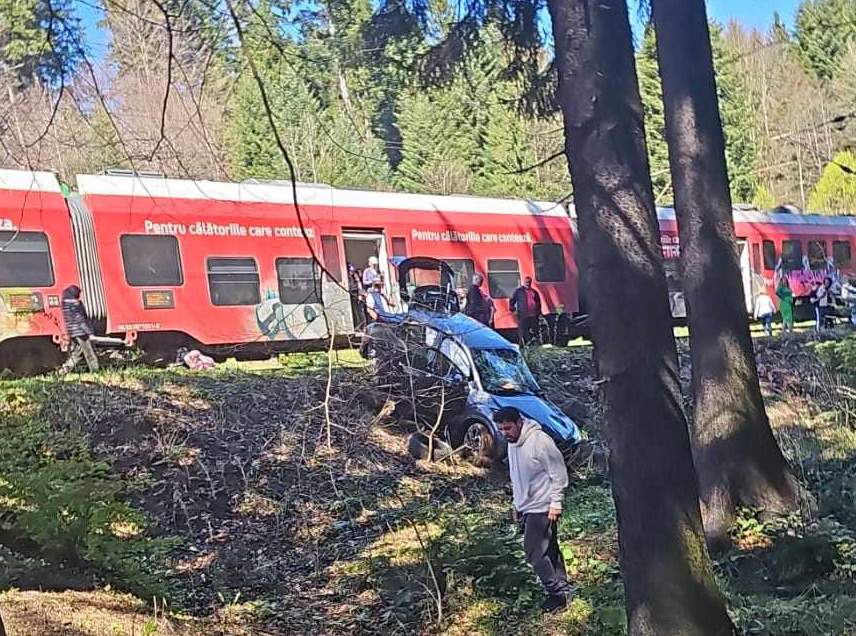O mașină cu angajați ai ambasadei Indiei a fost lovită de tren pe Valea Prahovei după ce a rămas suspendată pe calea ferată