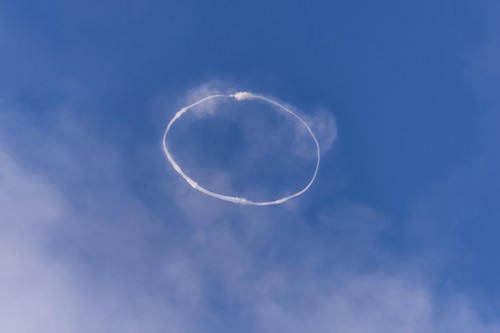 FOTO Spectacol rar pe cerul Siciliei: Vulcanul Etna aruncă în aer cercuri de fum aproape perfecte
