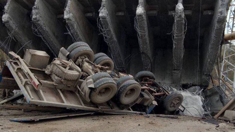 camion rasturnat sub un pod prabusit in rusia