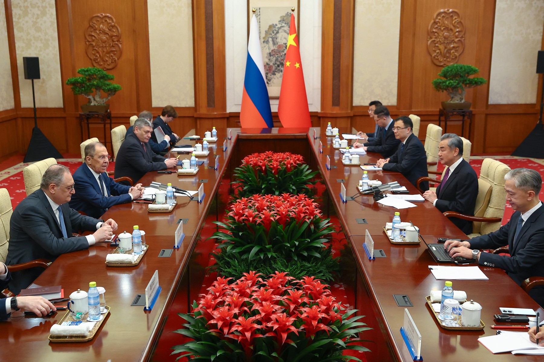 China va sprijini dezvoltarea Rusiei, i-a spus lui Lavrov ministrul de Externe de la Beijing: Cu Putin, "rușii au un viitor strălucit"