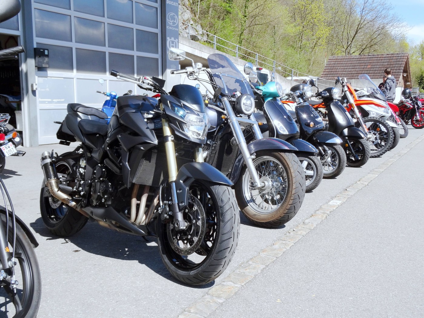 Motocicliștii nu mai au obligația de a deține triunghiuri reflectorizante, trusă de prim-ajutor şi extinctor. Legea a fost promulgată