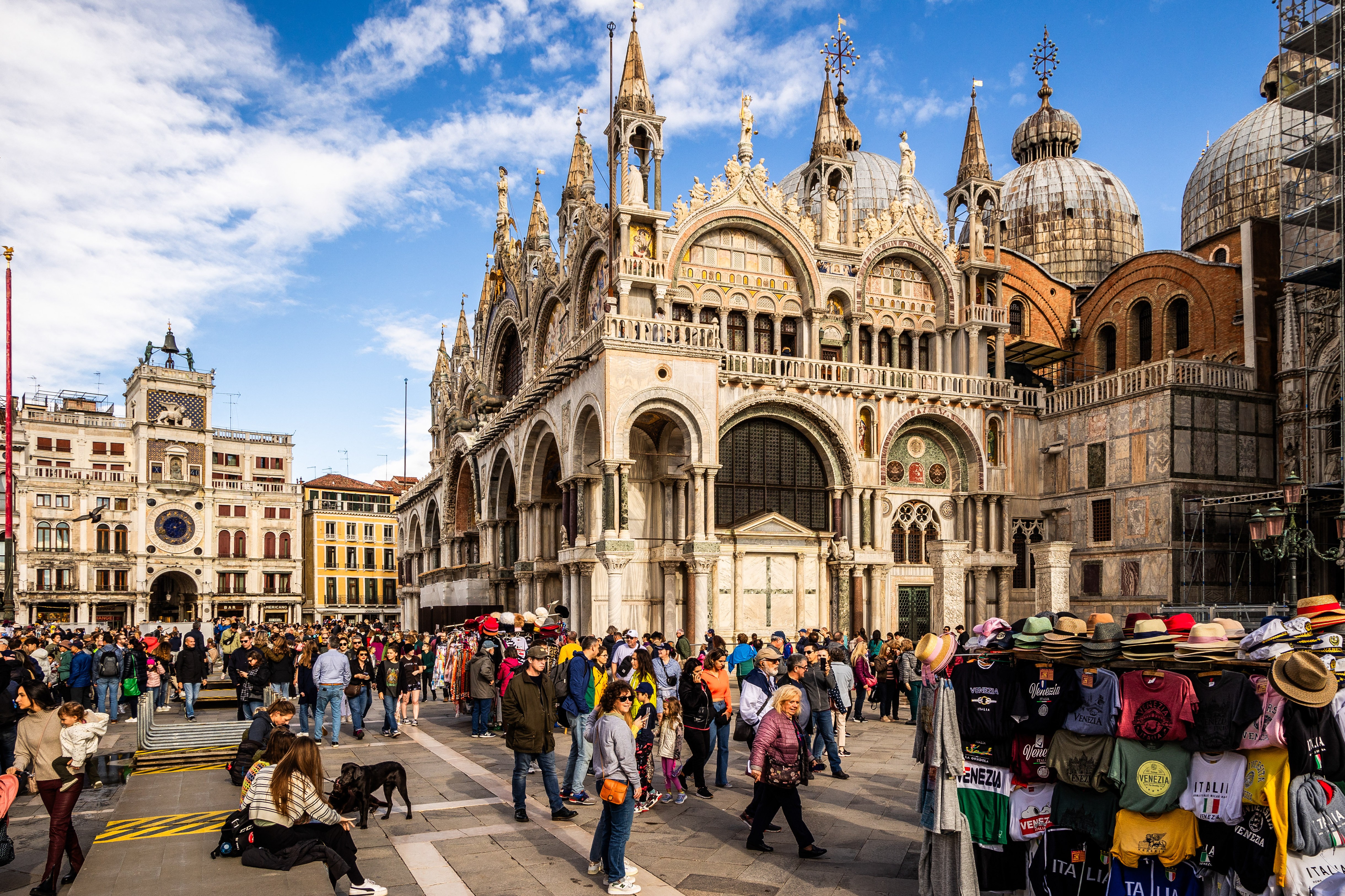 „Attenzione, pickpocket!”. Italianca devenită vedetă pe internet a fost atacată de un hoț de buzunare român