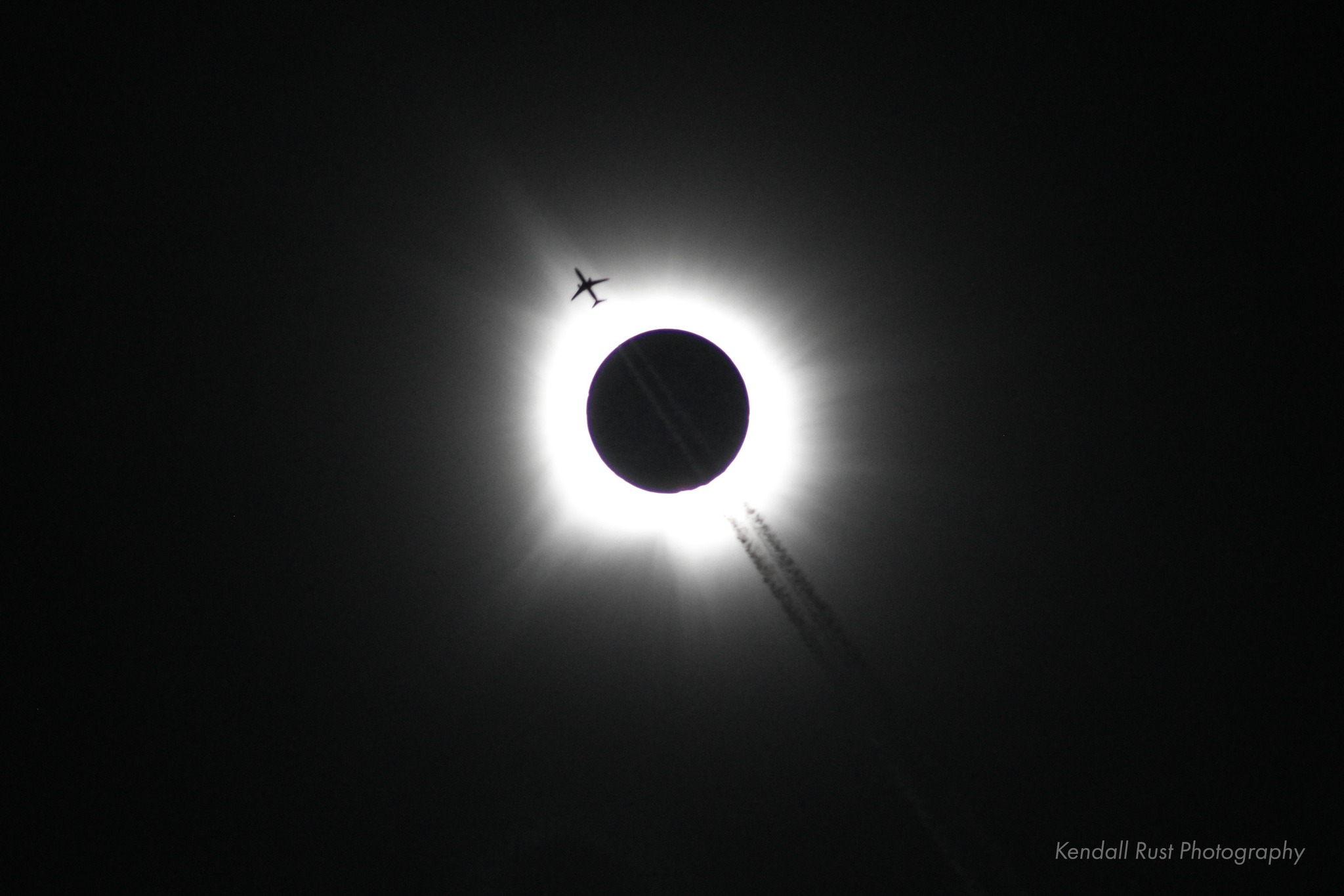 Fotografie virală: Un avion „taie” în zbor eclipsa totală de Soare
