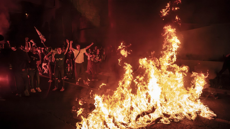 oameni protesteaza la ierusalim