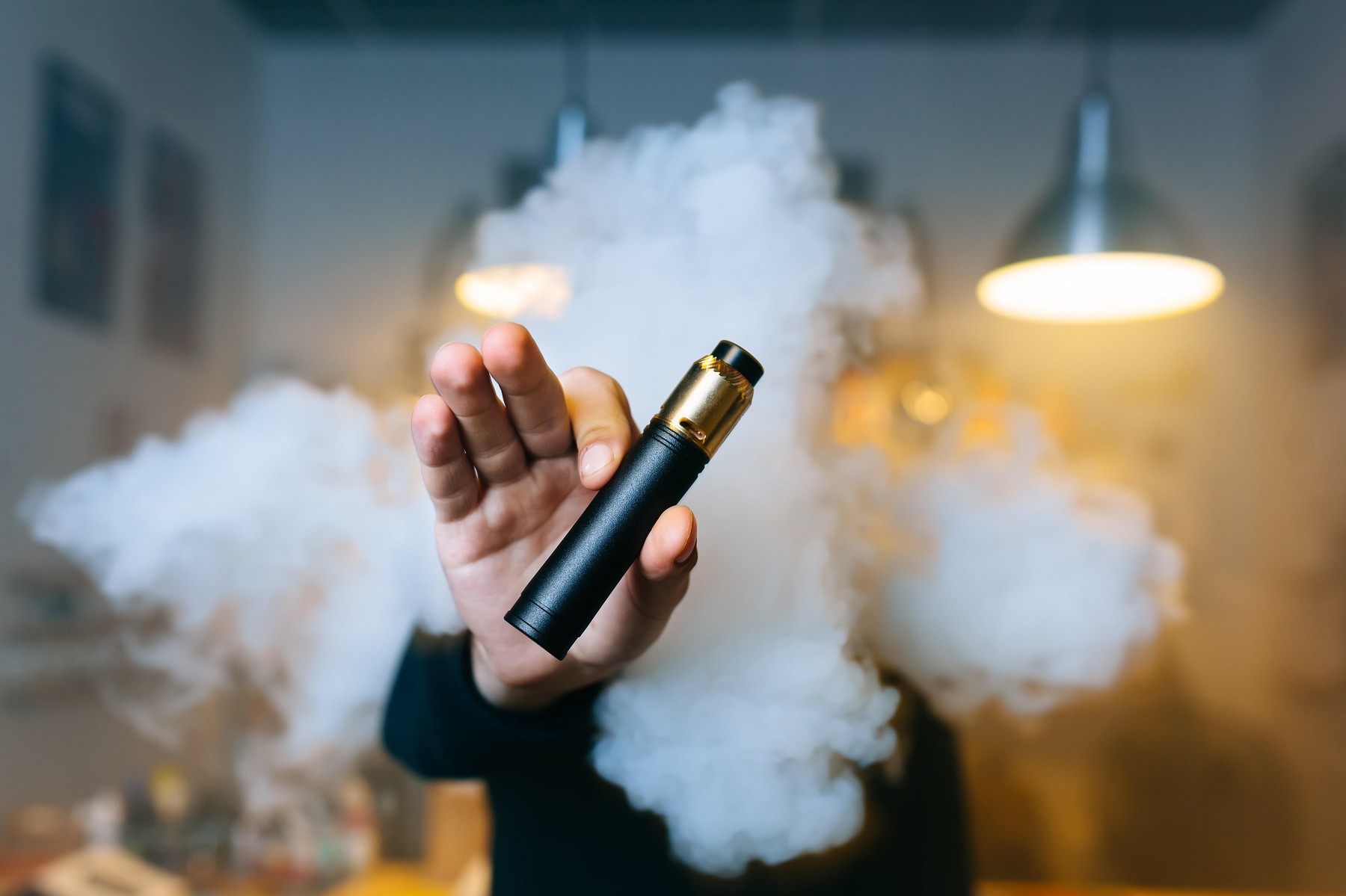 Țigările electronice și produsele de vapat pot fi folosite în continuare în spații publice închise