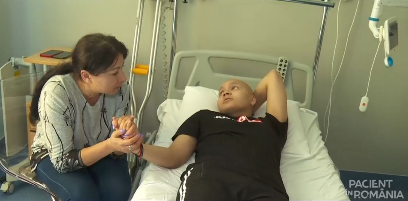 Piedicile pe care le pune statul în tratarea copiilor: Povestea lui Rafael, un băiat de 15 ani diagnosticat cu un tip de cancer rar