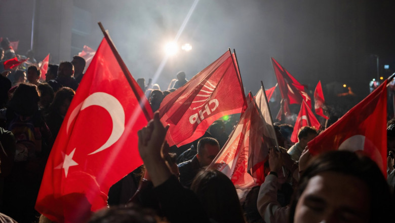 Oameni cu steaguri ale Turciei