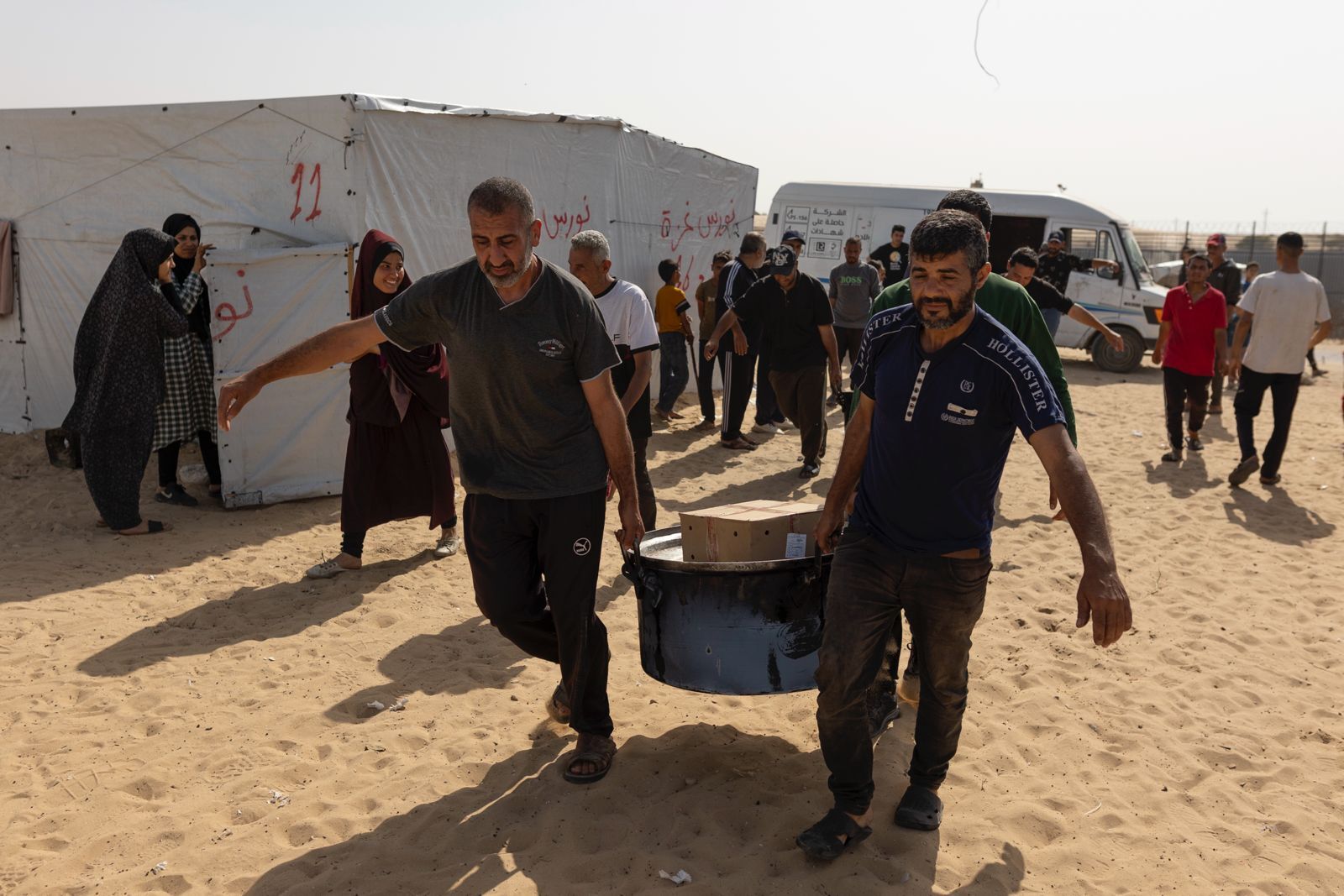 Șapte persoane de la un ONG care le aduce mâncare civililor din Gaza au fost ucise într-un atac israelian