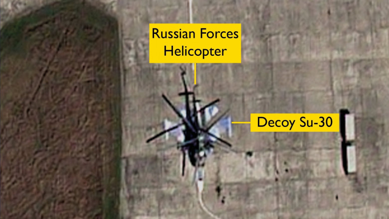 elicopter pozat de sus, peste silueta unui avion desenat pe pista