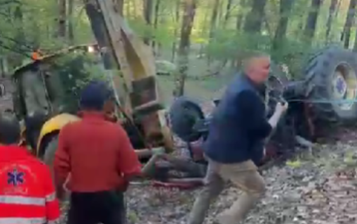 Un tânăr de 21 de ani a murit, după ce tractorul pe care îl conducea s-a răsturnat peste el