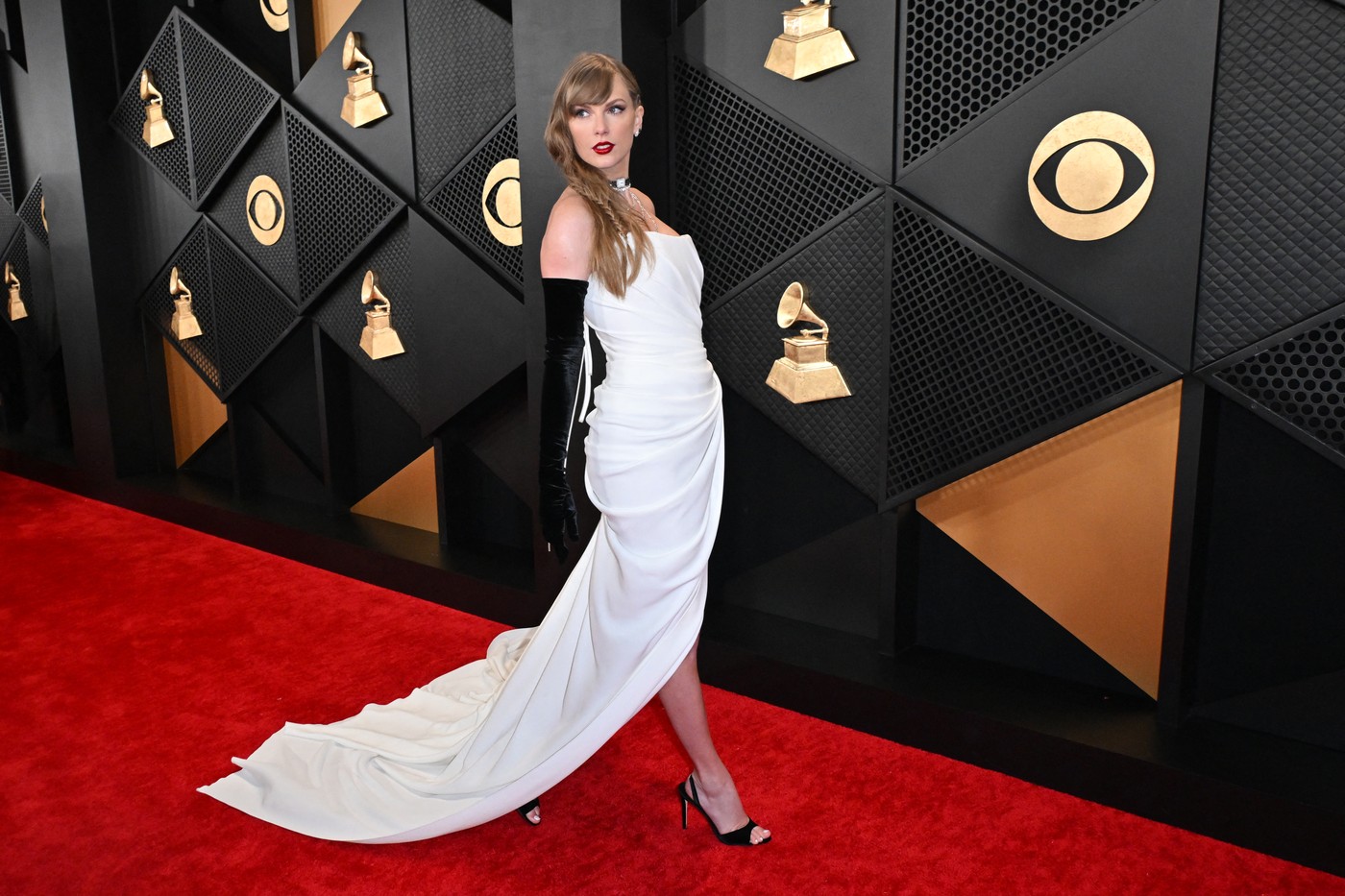 Topul Forbes 2024: Taylor Swift intră în clubul miliardarilor. Cine sunt cei mai bogați oameni din lume și ce averi au