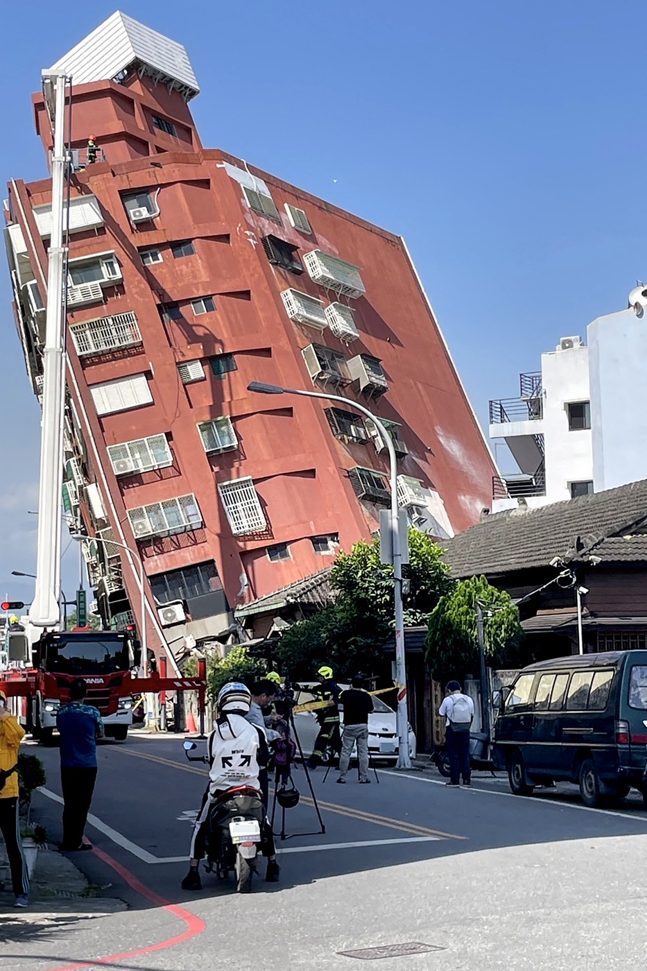 Cutremurul devastator de 7,4 în Taiwan a fost urmat de 130 de replici. Sunt nouă morți și 900 de răniți, zeci de clădiri s-au prăbuşit