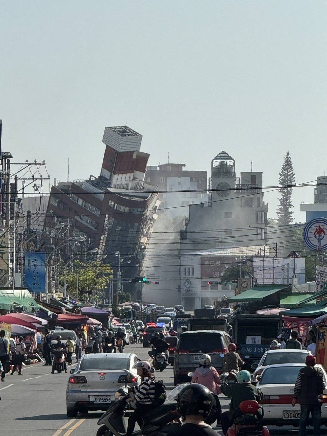 Momentele cutremurului devastator din Taiwan. Imagini cu clădiri care se prăbușesc și alunecări de teren în timpul seismului de 7,4