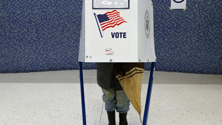 Votant în cabină de vot în SUA