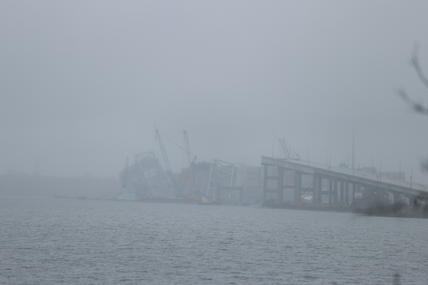 Un al doilea canal pentru navele mici a fost deschis în portul Baltimore. Macaraua adusă nu a putut scoate încă din apă tonele de oțel