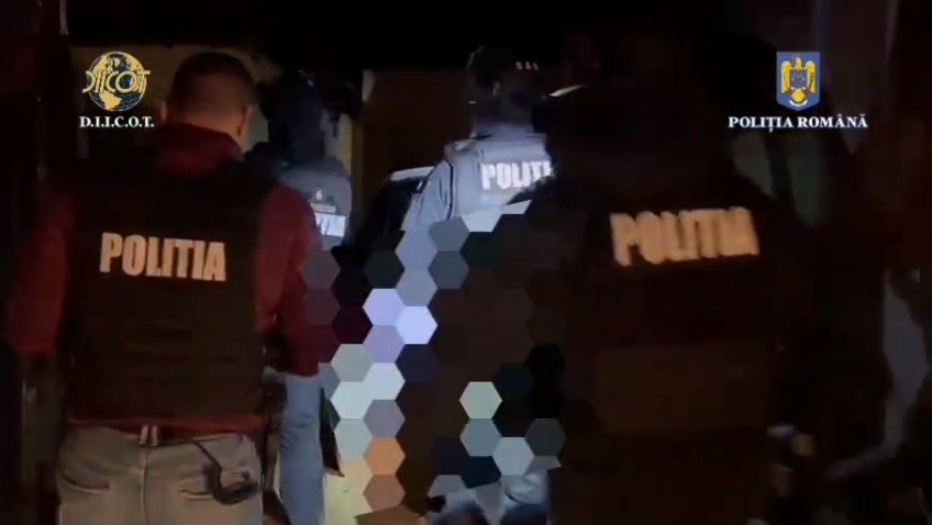 Percheziții la o grupare care distribuia pe internet imagini cu copii de 4 și 5 ani în ipostaze sexuale explicite 