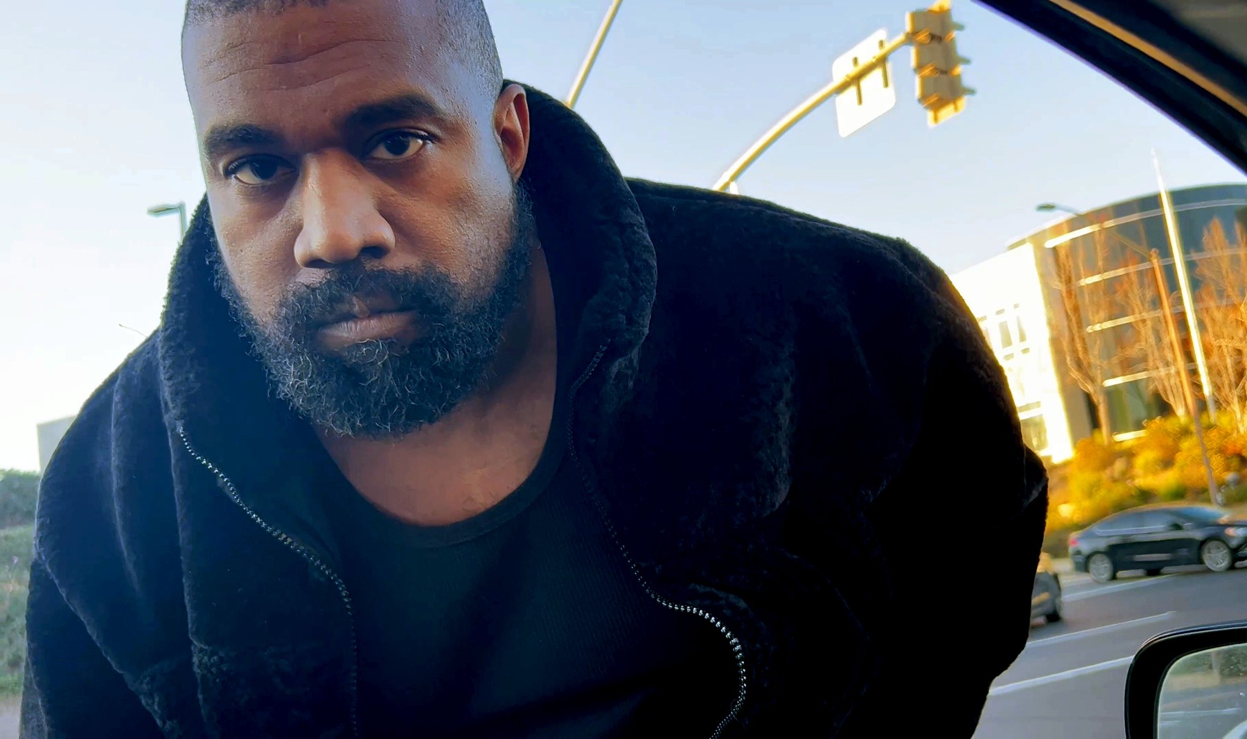 Kanye West e dat în judecată de un fost angajat pentru rasism și antisemitism. Rapperul ar fi spus că „Hitler era fabulos și inovator”