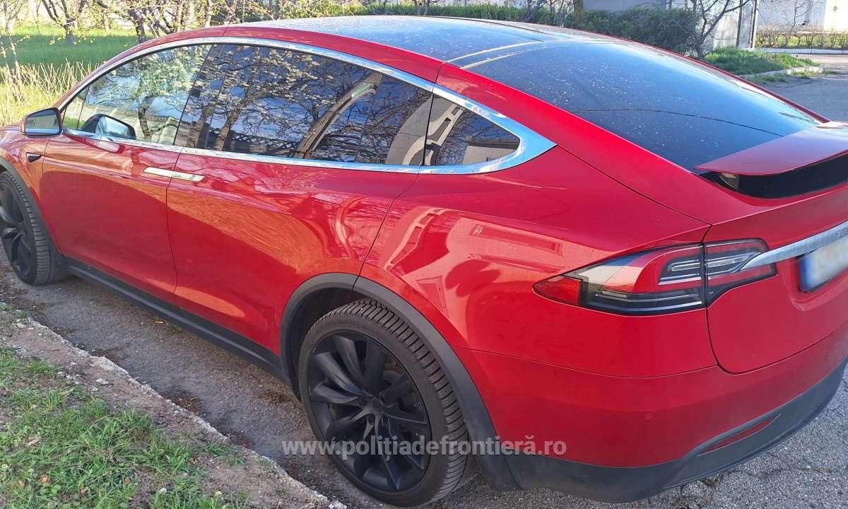 O Tesla declarată furată în Germania a fost descoperită în aceeași zi circulând pe o stradă din Huși