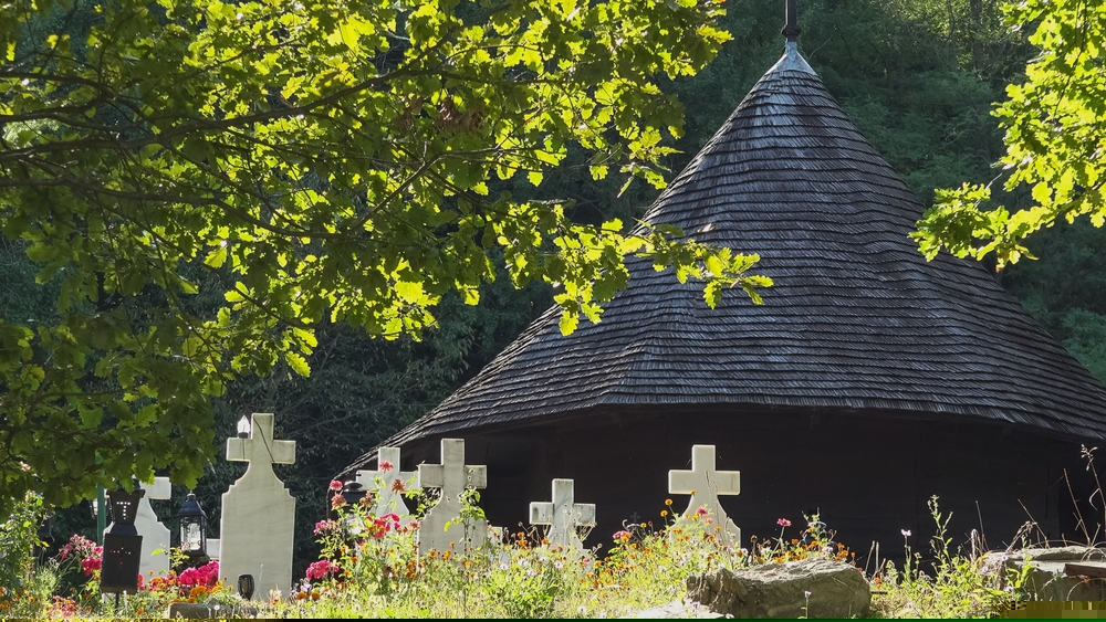 Un bărbat din Suceava și-a dezgropat prietenul mort de o săptămână pentru că a visat că a înviat