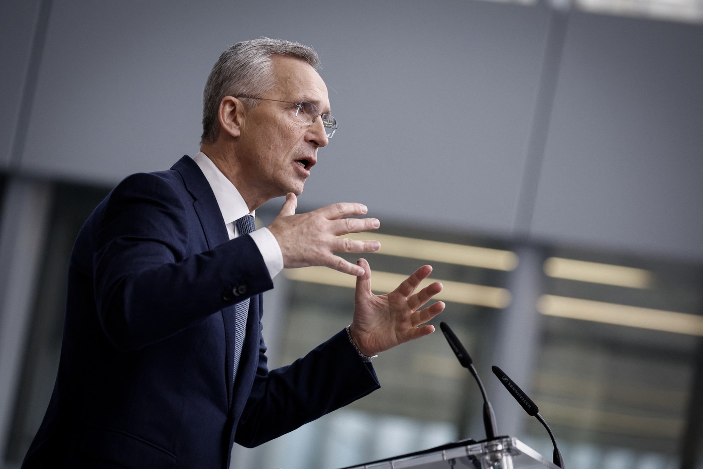 Stoltenberg face apel către SUA să ajute Ucraina: „E și în interesul lor ca Putin să nu câștige războiul”