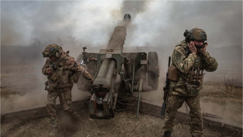 sistem de artilerie lansează obuze în Ucraina