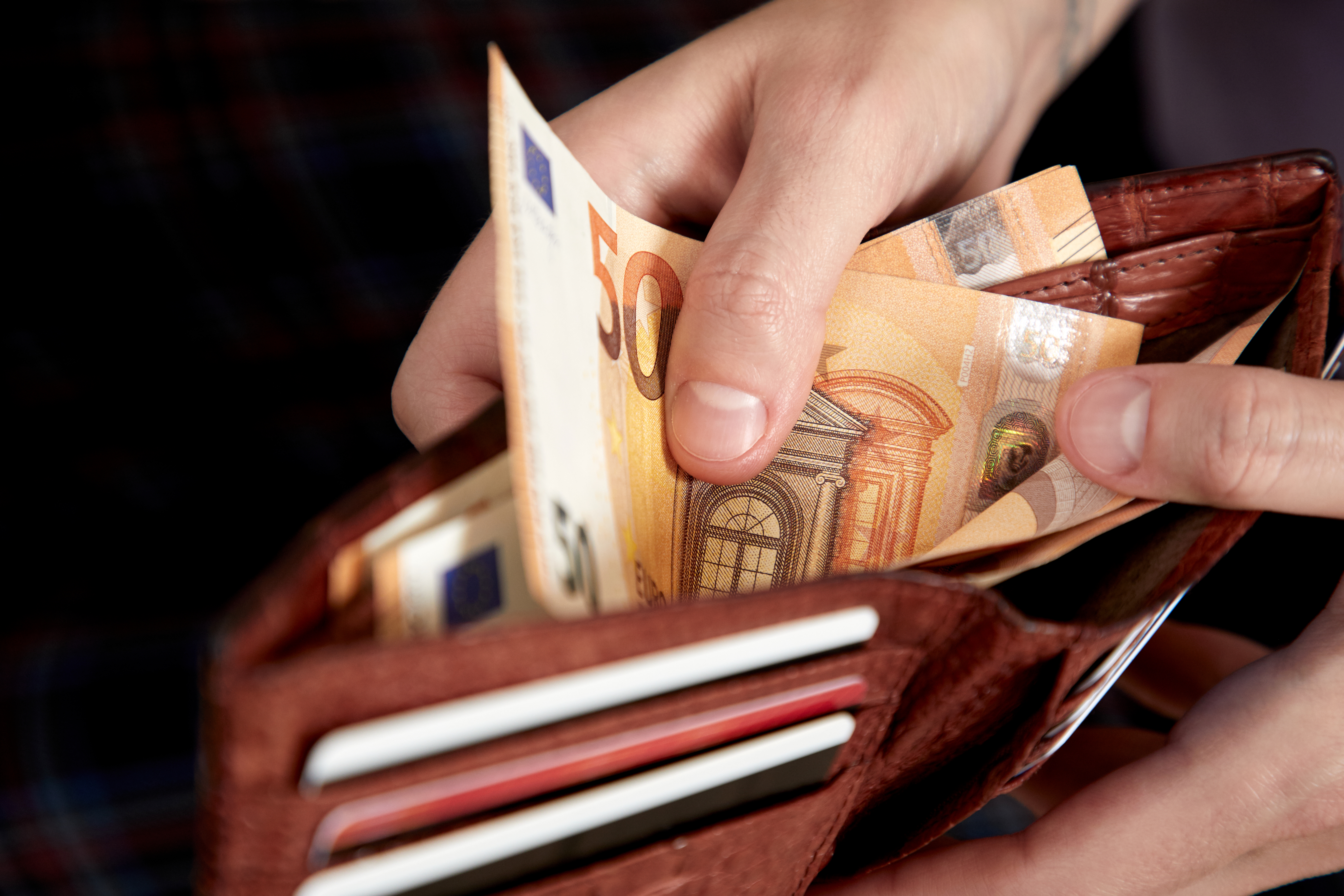 Un român s-a dat drept militar american și a reușit să fure 22.000 de euro de la o femeie din Spania, care se îndrăgostise de el
