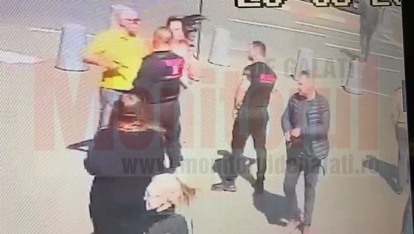 VIDEO Agent de pază ameninţat cu pistolul. Scandalul a pornit după ce o femeie a parcat pe un loc rezervat persoanelor cu handicap