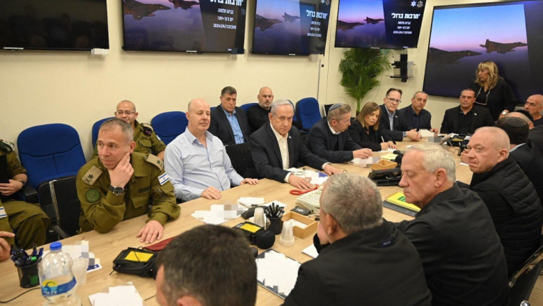 Bibi Netanyahu si membrii cabinetului de razboi al Israelului, intr-o camera de comanda
