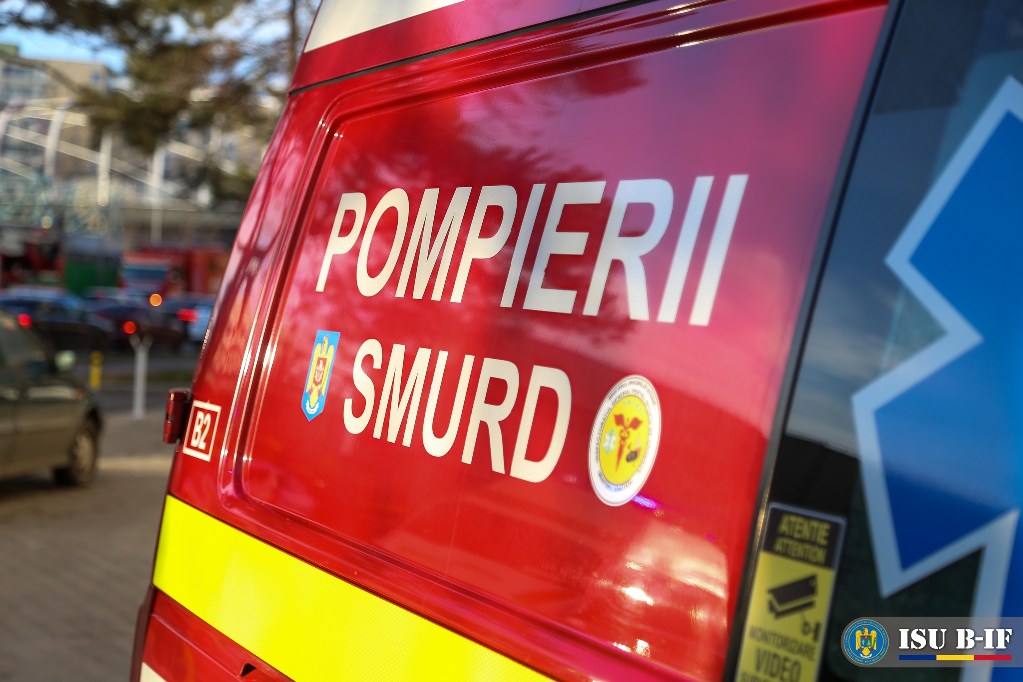 Incendiu la un bloc din zona Gării Obor din București. Patru persoane au fost duse la spital