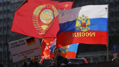 Demonstranten schwenken russische Fahnen bei einer pro-russischen Demonstration auf dem Rudolfplatz anlässlich des Jahre