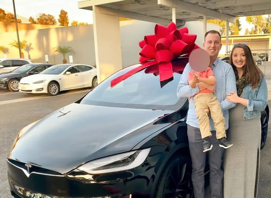 Un copil de 2 ani și-a lovit mama cu o mașină Tesla. Gigantul auto se află acum în fața unui proces bizar