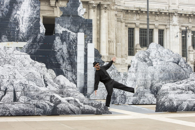 JR presents the work The Birth in Central Station