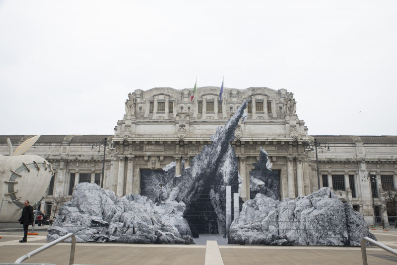 JR presents the work The Birth in Central Station