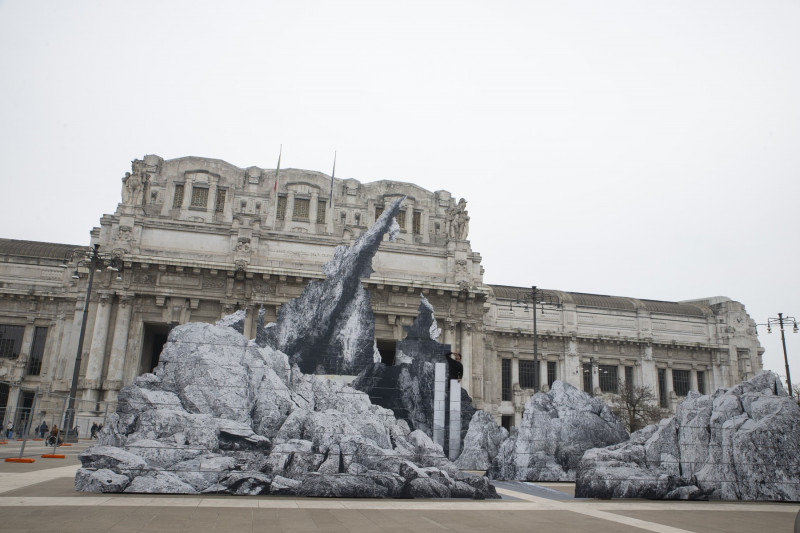 JR presents the work The Birth in Central Station