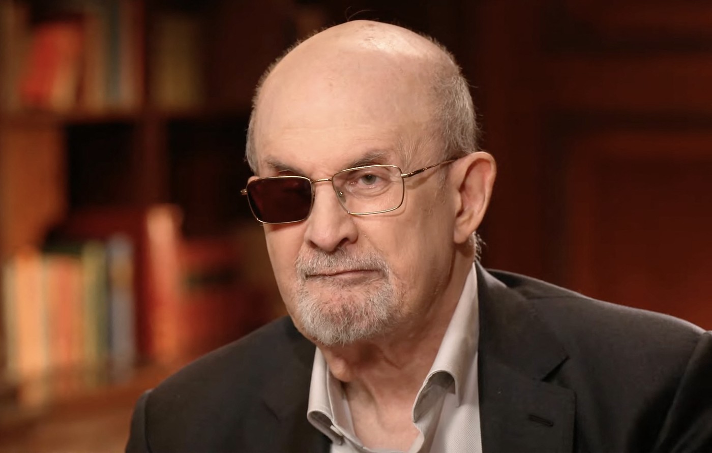 Salman Rushdie vorbește despre atacul în urma căruia a fost înjunghiat de 12 ori: „Pierderea unui ochi mă întristează în fiecare zi”